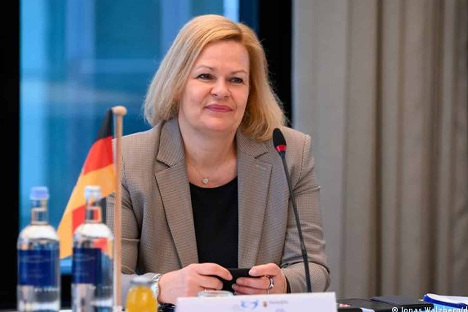 نانسي فيزر watanserb.com