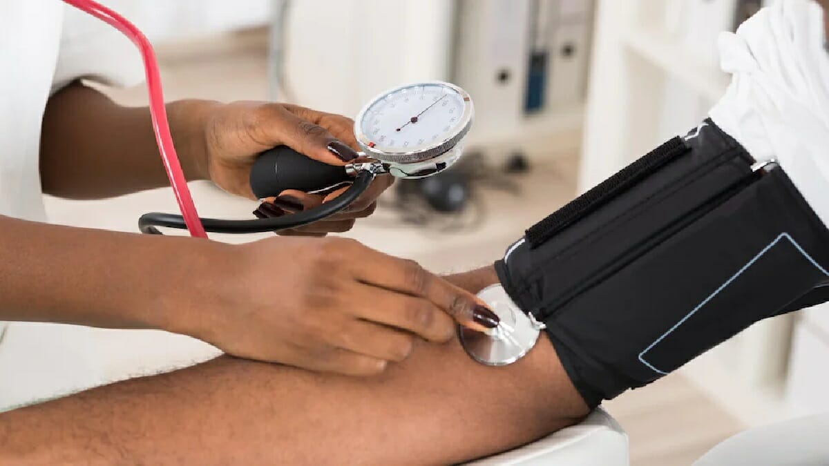 يعتبر ضغط الدم طبيعياً عندما تتراوح قيمته بين 100/70 مم زئبق و 145/90 مم زئبق