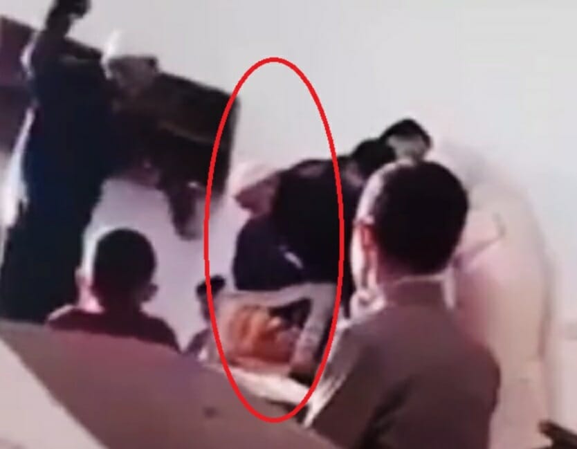 تعرية وتعذيب طفل ليبي داخل مسجد على يد مُعلمه يثير الغضب! (فيديو) watanserb.com