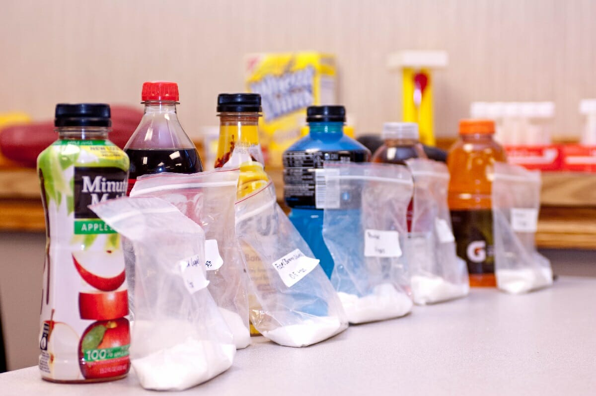 أطعمة تباع في سوبر ماركت تحتوي على كمية عالية من السكر