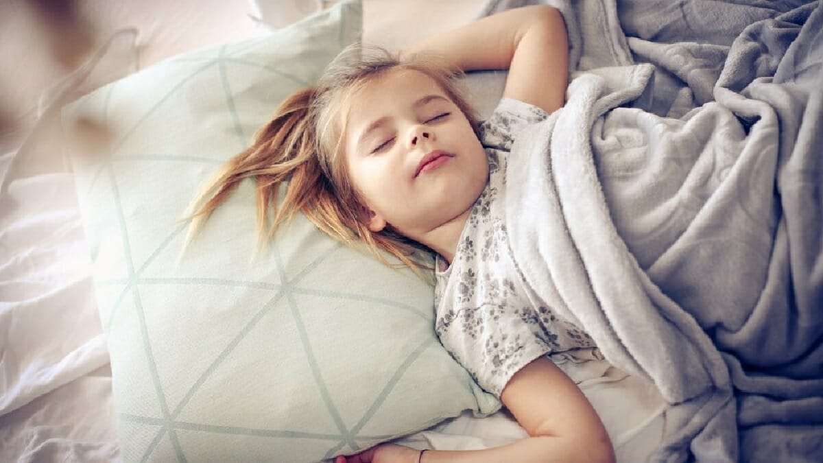 إذا كانت طقوس وقت النوم وظروف النوم مهمة بشكل خاص لطفلك كي يغفو ليلاً، فإن بعض السلوكيات أثناء النهار يمكن أن تؤثر على ذلك أيضًا.