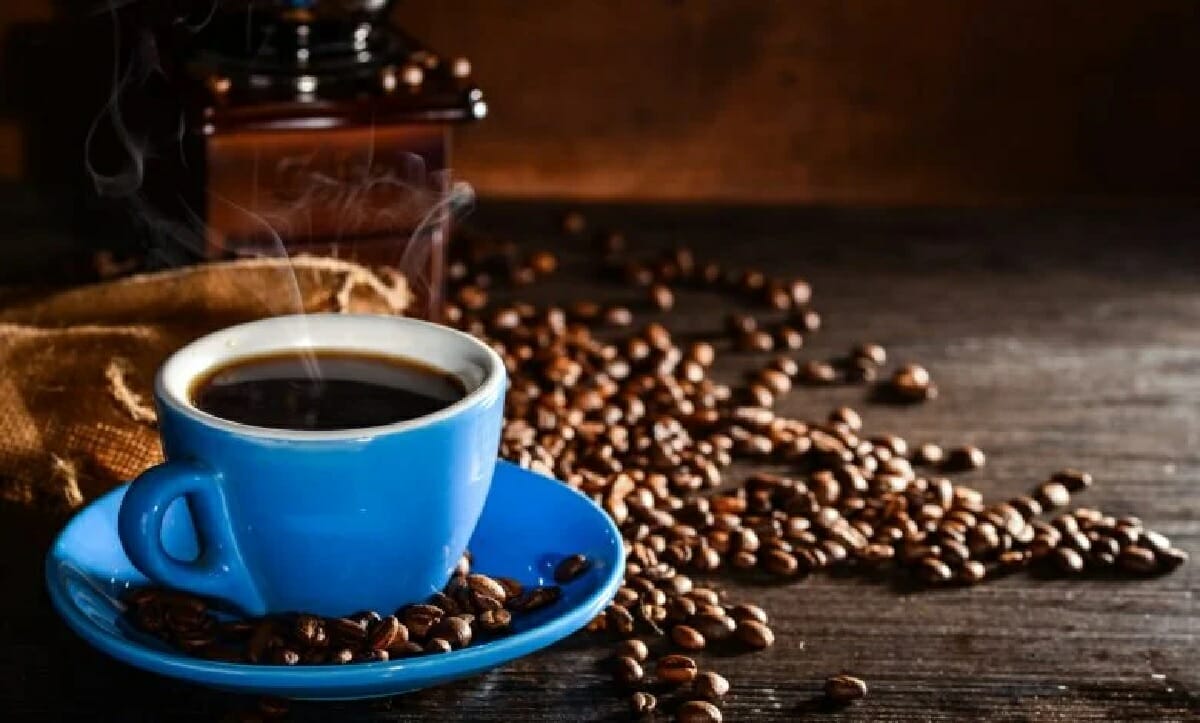 شرب كوبين أو أكثر من القهوة في اليوم يزيد بشكل كبير من خطر الوفاة بأمراض القلب لدى الأشخاص المصابين بارتفاع ضغط الدم الشديد.