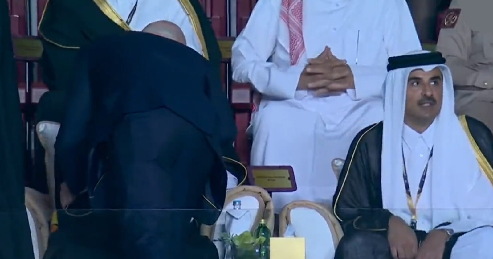 إنفانتينو يقبل رأس والد أمير قطر watanserb.com