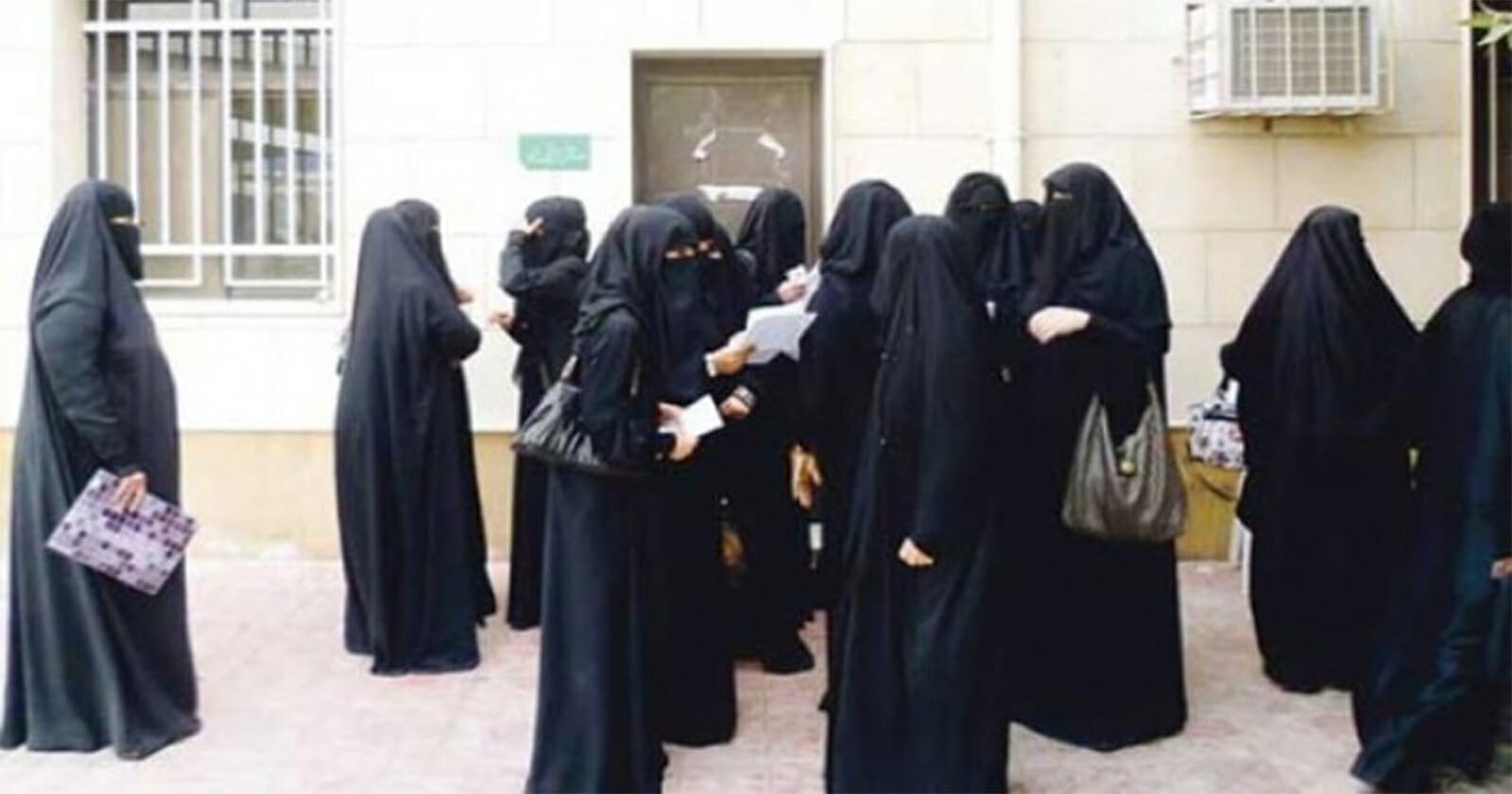 منع العباءة في المدارس السعودية