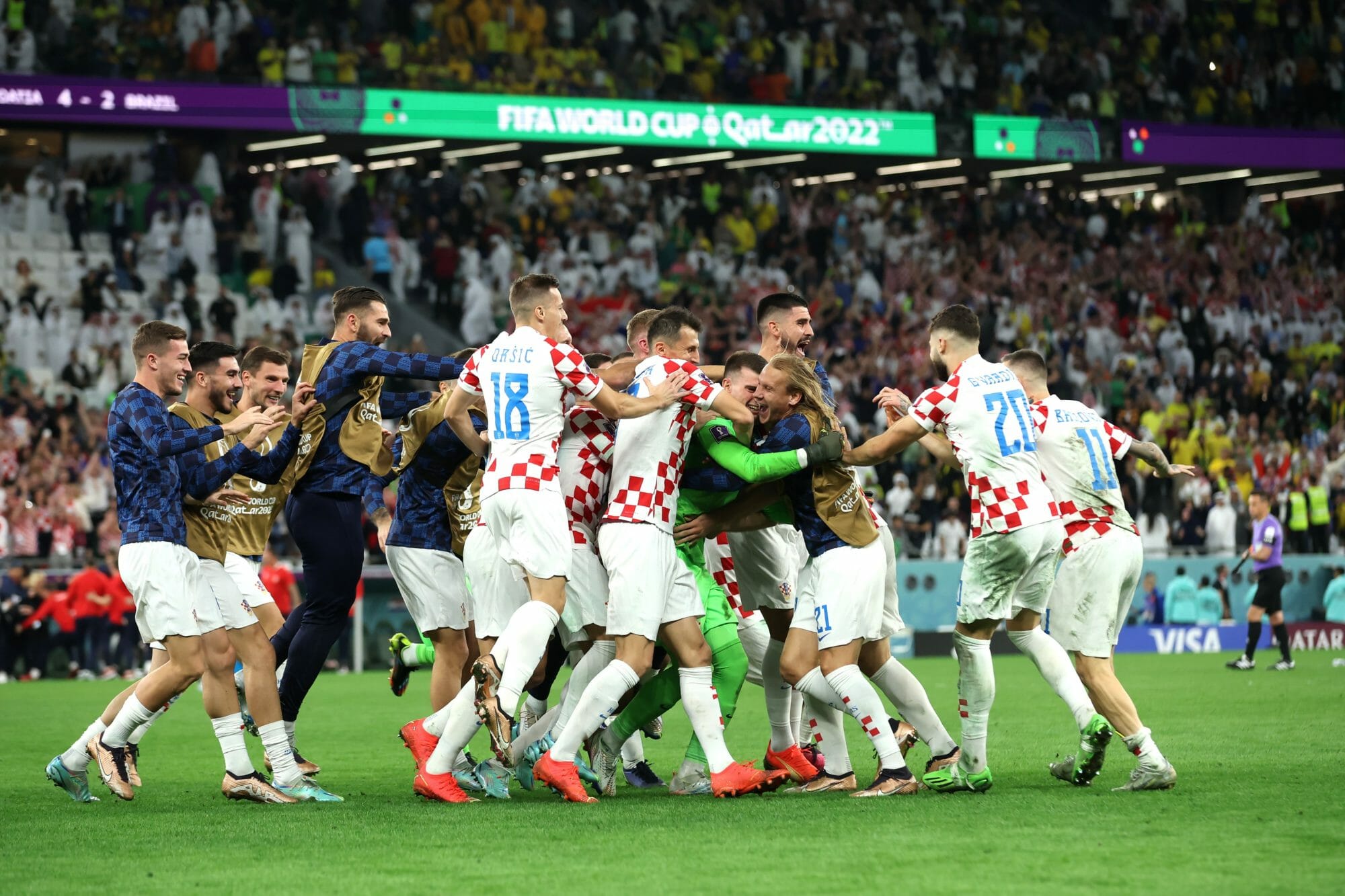 احتفال لاعبو كرواتيا مع عائلاتهم بعد تأهلهم على حساب البرازيل watanserb.com