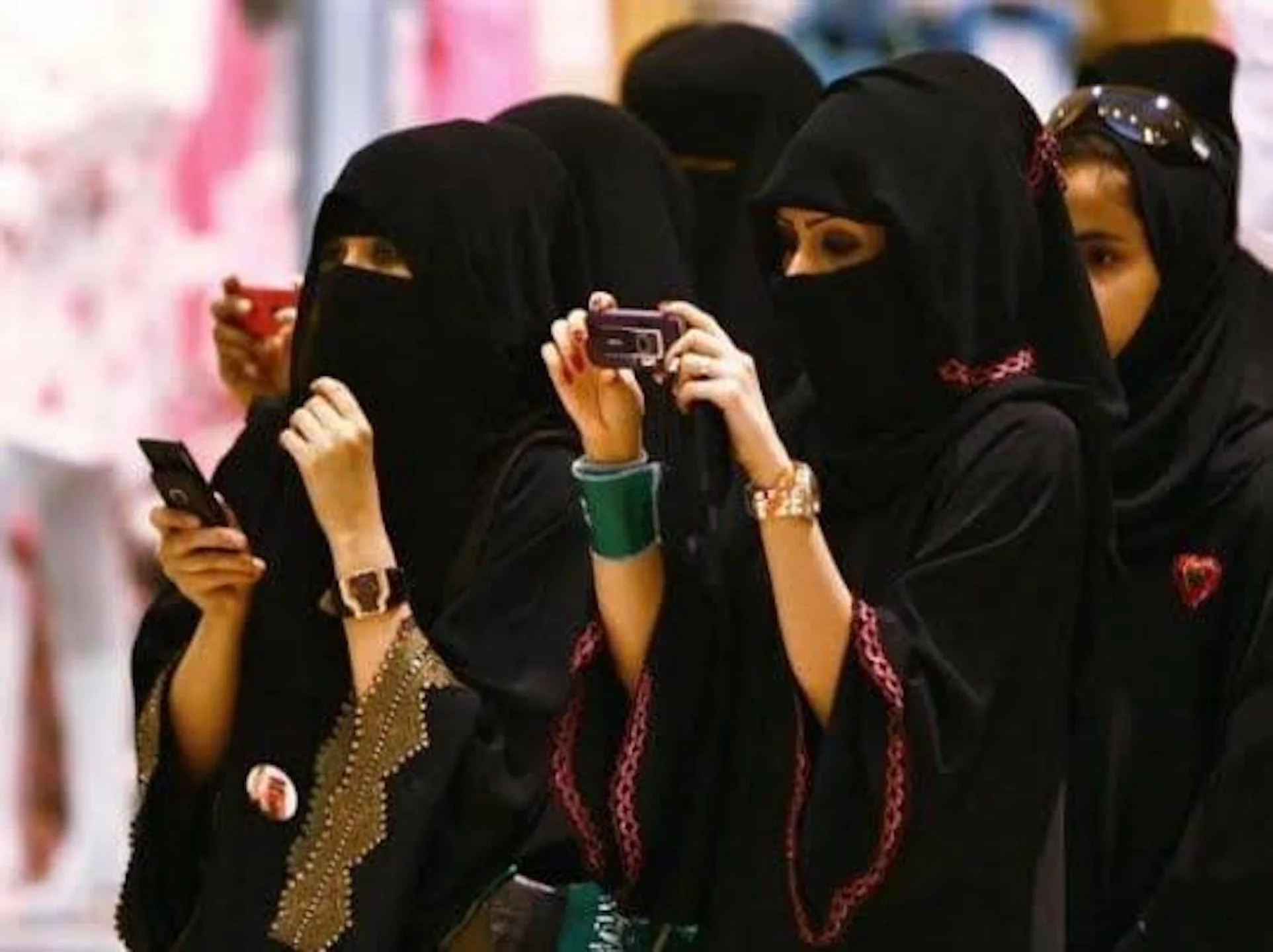 منع ارتداء العباءة في السعودية watanserb.com