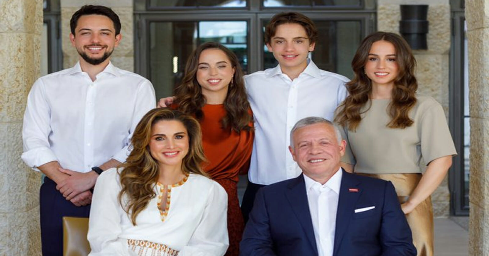 الملكة رانيا مع زوجها وأبنائها watanserb.com