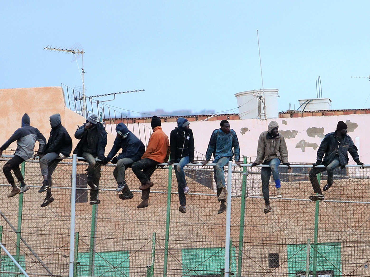 محاولة ألفي مهاجر غالبيتهم من السودان الدخول بالقوة إلى جيب مليلية الإسباني