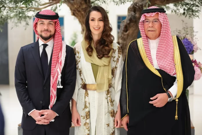 الأمير الأردني الحسين بن عبدالله وخطيبته رجوة خالد آل سيف ووالدها
