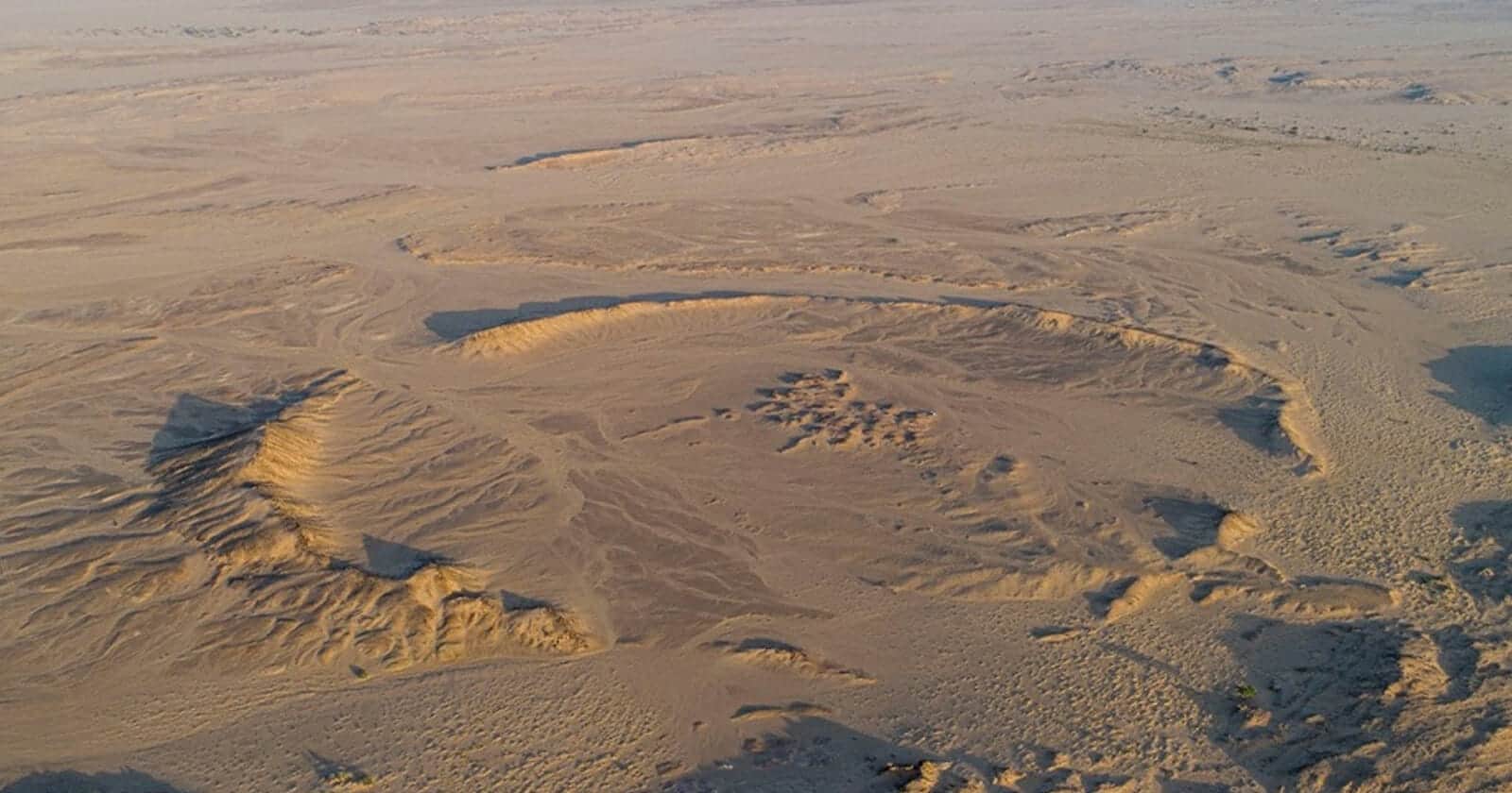 فوهة نيزكية أزلية watanserb.com