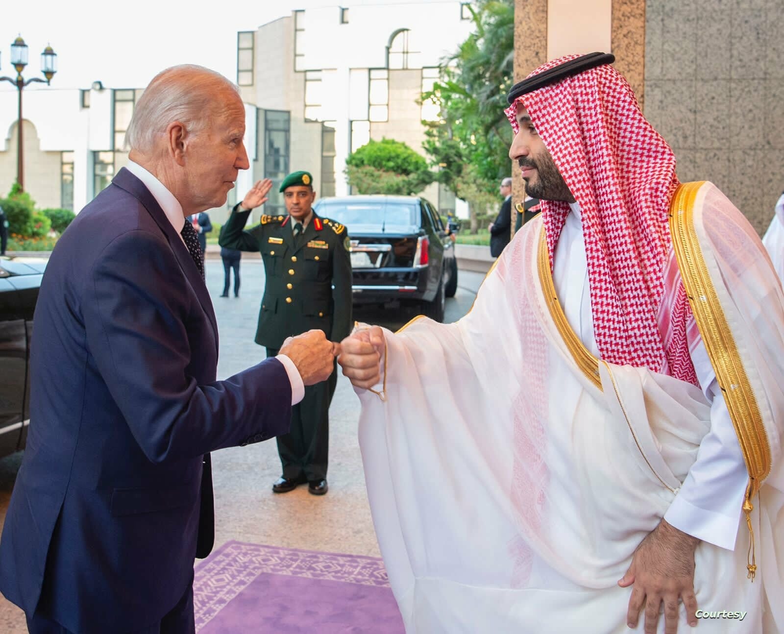محمد بن سلمان حيّا بايدن بقبضة يده خلال زيارة الأخير إلى السعودية