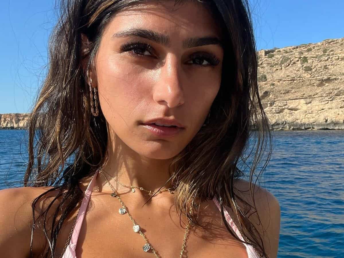 ميا خليفة في عيد الميلاد watanserb.com