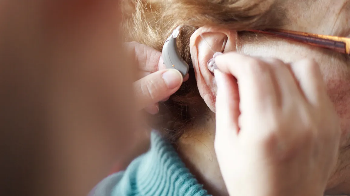 هل سماعات الأذن تقلل من خطر الإصابة بالخرف؟ دراسة تجيب watanserb.com
