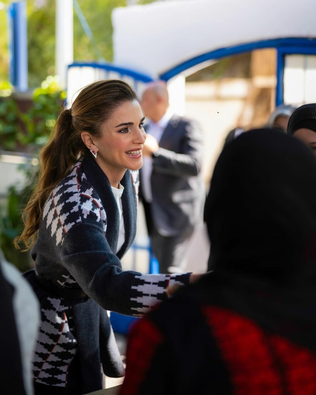 الملكة رانيا في جمعية سيدات بيت الورد 
