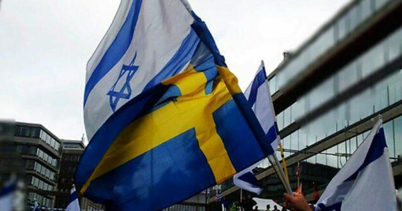 حرق التوراة أمام سفارة إسرائيل في السويد watanserb.com