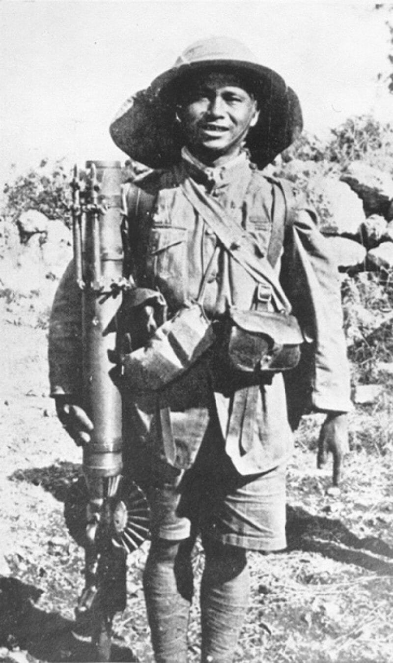 جندي قوركي يقف في مواجهة الرصاص ليسمح لرفاقه اخذ ضحاياهم والانسحاب قرب طولكرم في فلسطين عام ١٩١٨