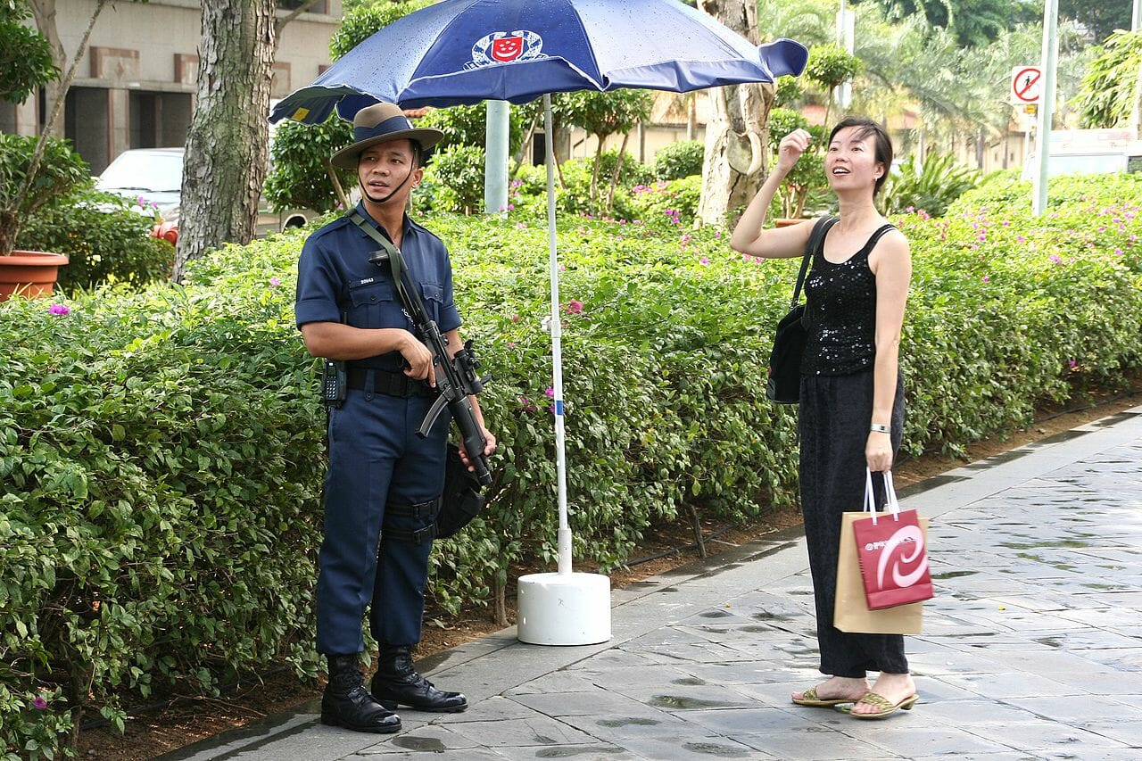 تستخدمهم سنغافورة في شرطتها، قوركي يوجه سيدة الى الجهة التي تريدها