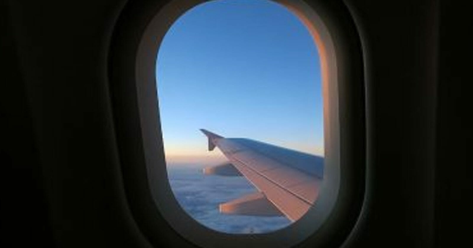 ثقب في نافذة الطائرة watanserb.com