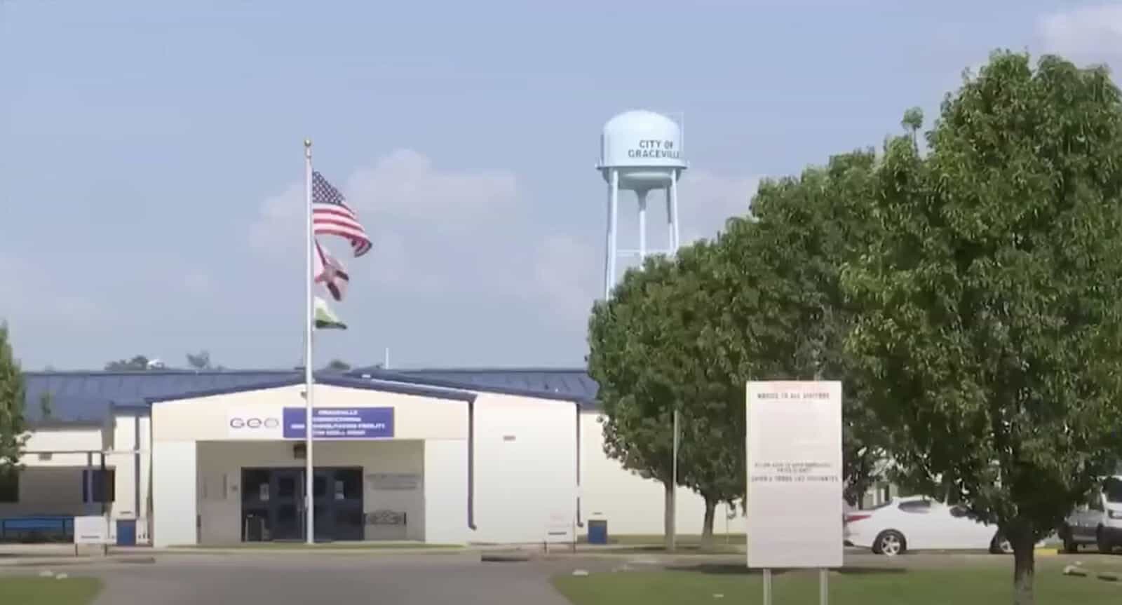 حارسة سجن تمارس الجنس مع سجين watanserb.com