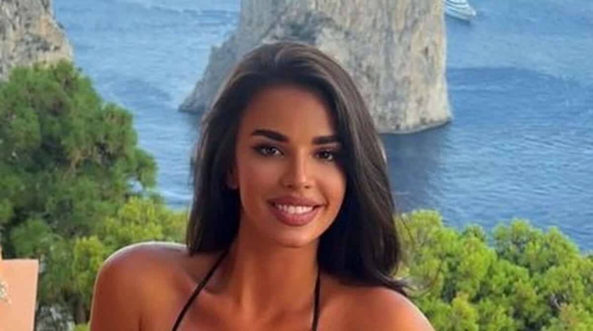 ملكة جمال كرواتيا تستعرض مفاتنها بسحب حمالة صدرها على سرير ملكي وشاطئ خيالي watanserb.com