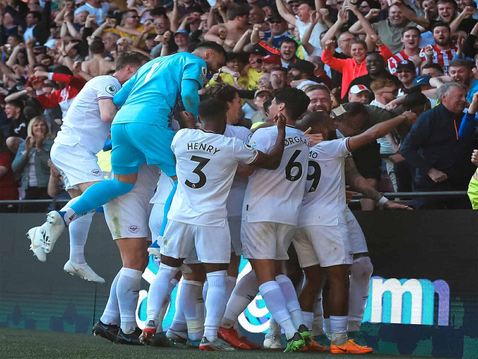 احتفال فريق برينتفورد