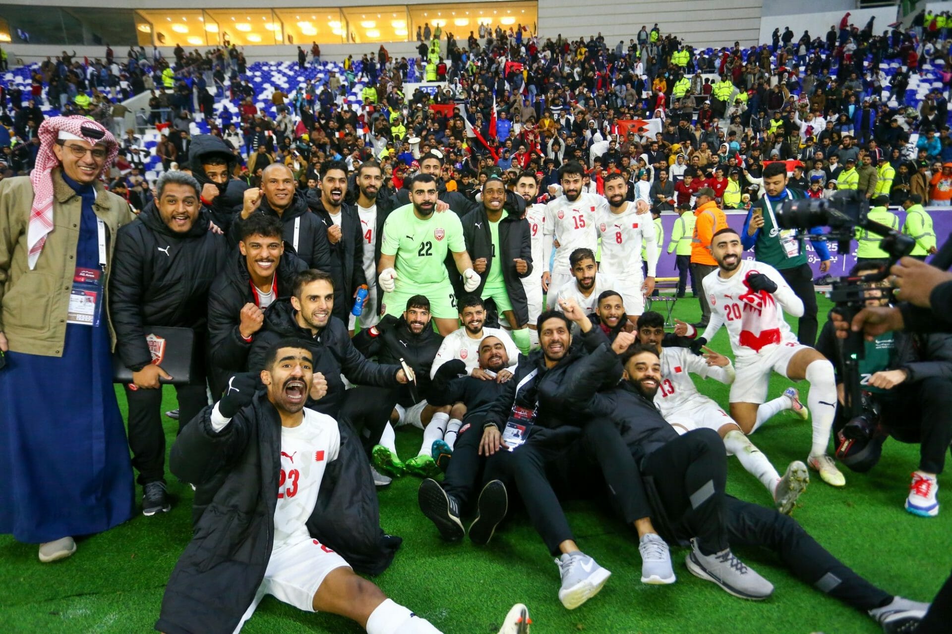 احتفال منتخب البحرين بتأهله إلى نصف نهائي كأس الخليج