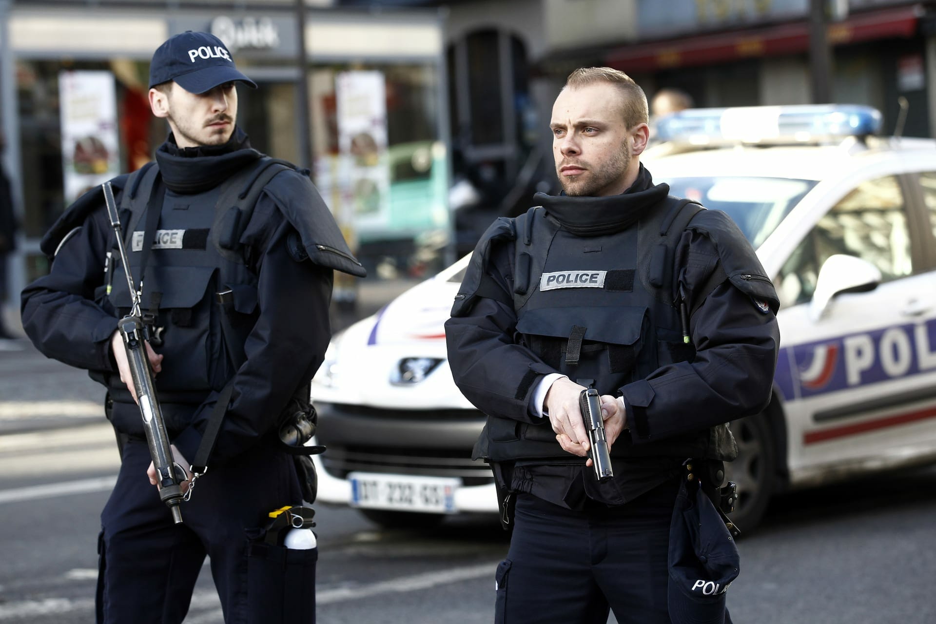 بتر أطباء خصية شاب رجل شرطة بهراوة خلال مظاهرة ضخمة في باريس watanserb.com