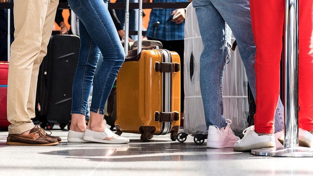 خبراء السفر يحذرون..5 أشياء تجنبوا إرتدائها في المطار watanserb.com