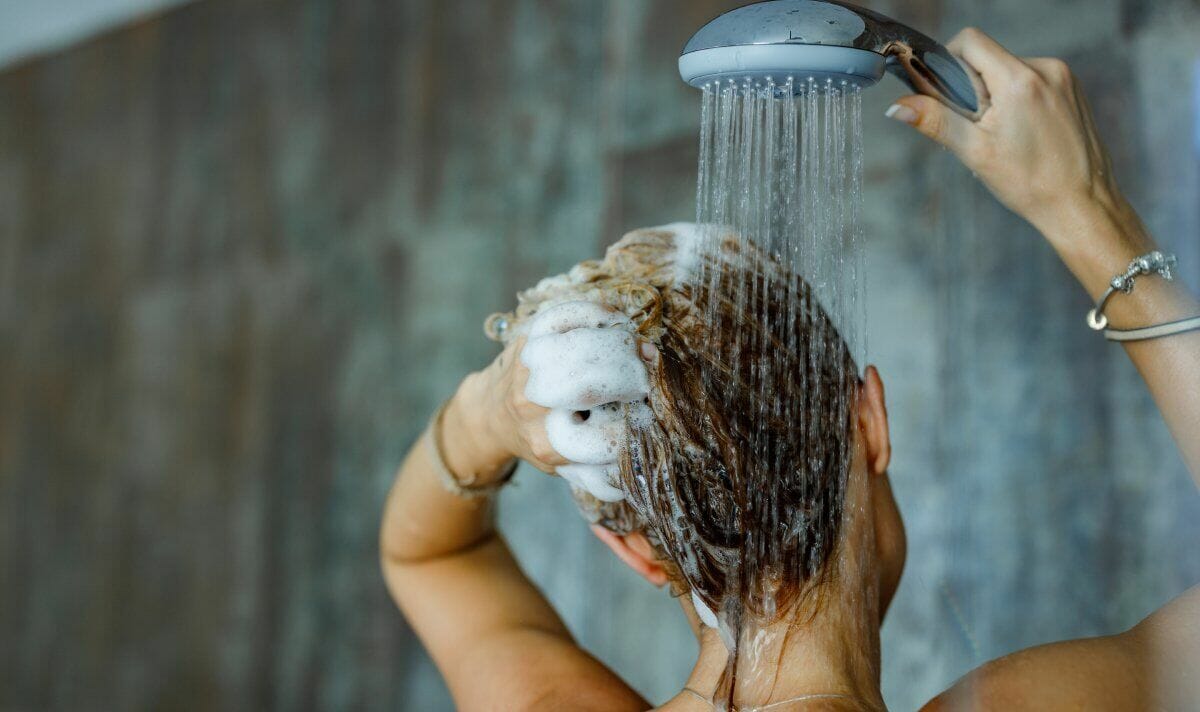 خبير يحذر من عادة شائعة نرتكبها أثناء الإستحمام تجعل الشعر يتساقط watanserb.com