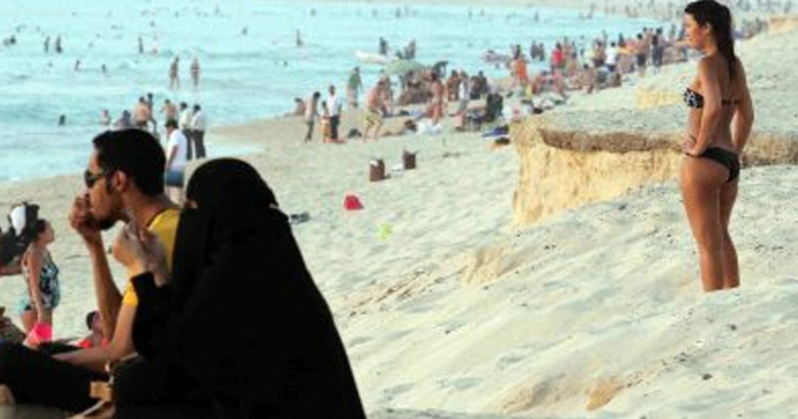 السعودية تسمح لجميع النساء بارتداء البكيني على شواطئ البحر الأحمر watanserb.com