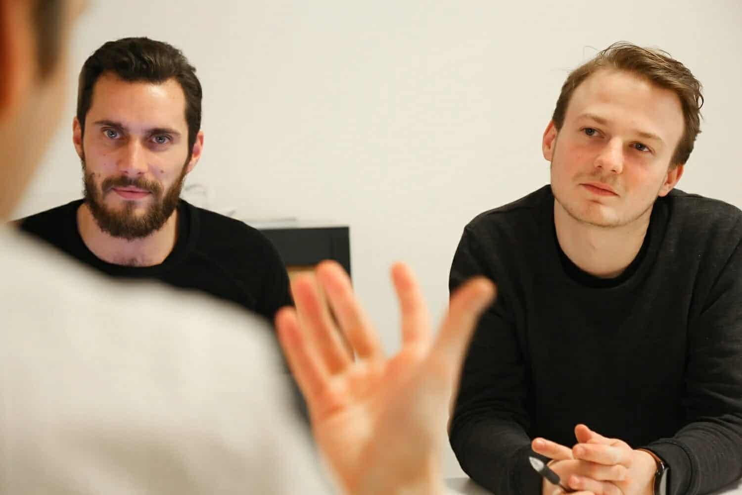 طريقة الجلوس في مقابلة العمل