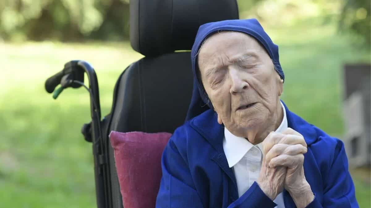 وفاة أكبر معمرة في العالم في فرنسا..تعرّف على قصتها watanserb.com