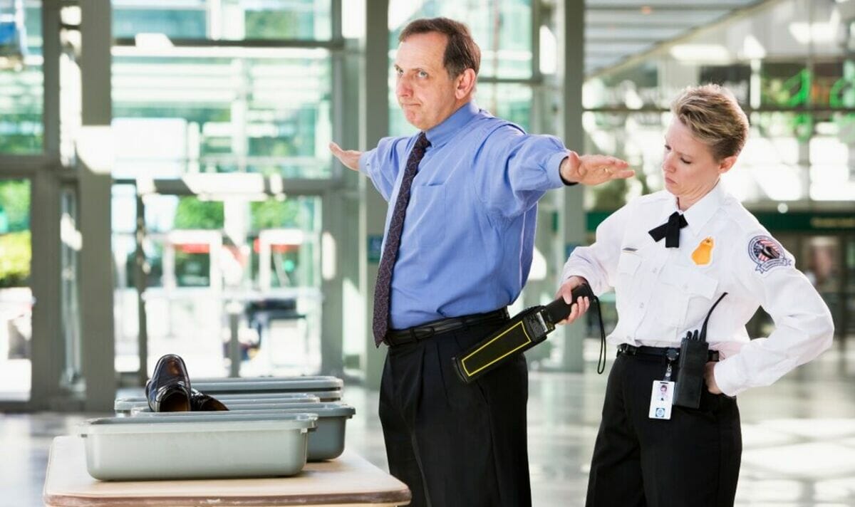 لماذا يتم استجواب بعض المسافرين عند نقاط التفتيش الأمنية في المطار؟ watanserb.com