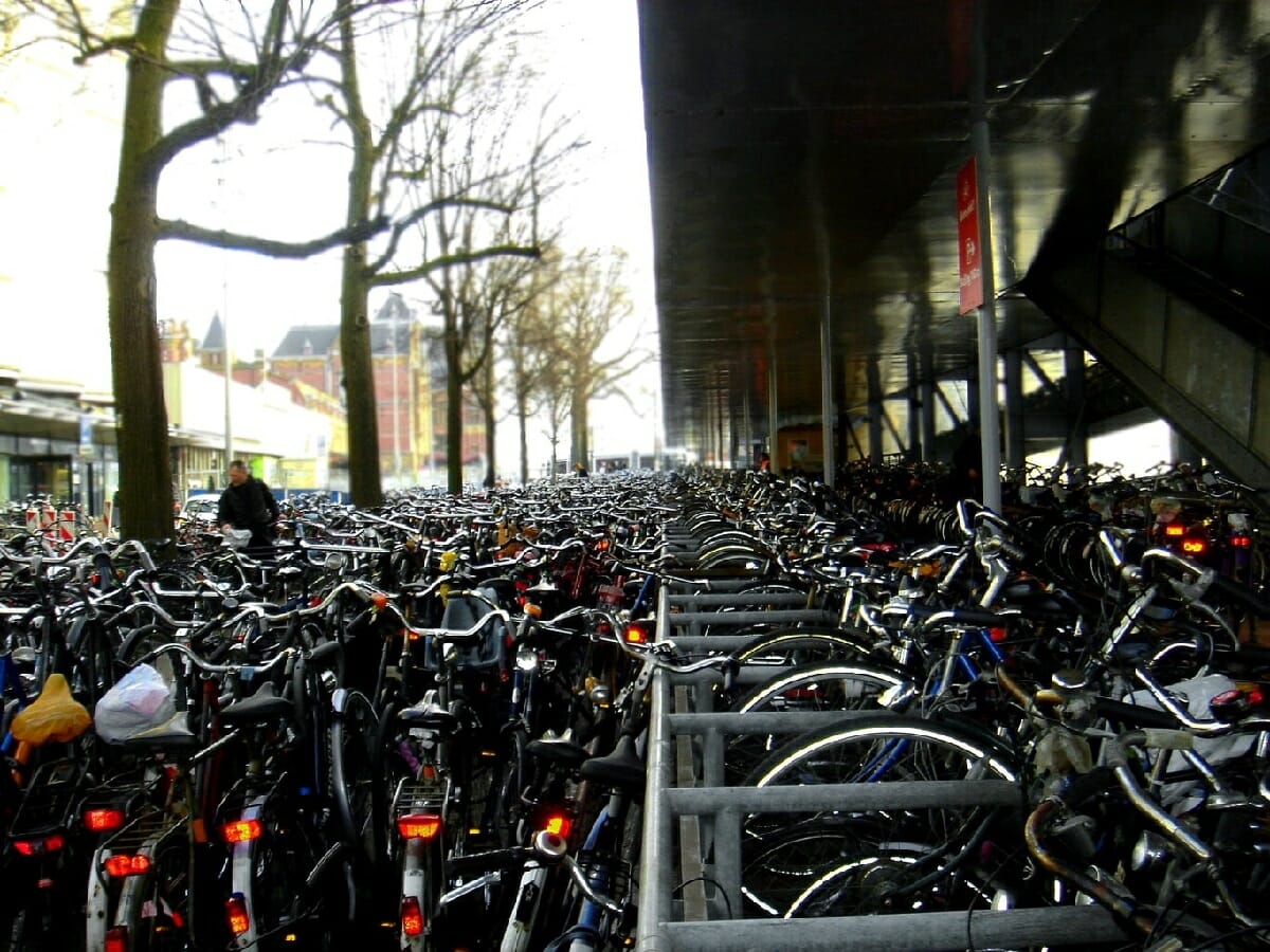 موقف الدراجات في أمستردام