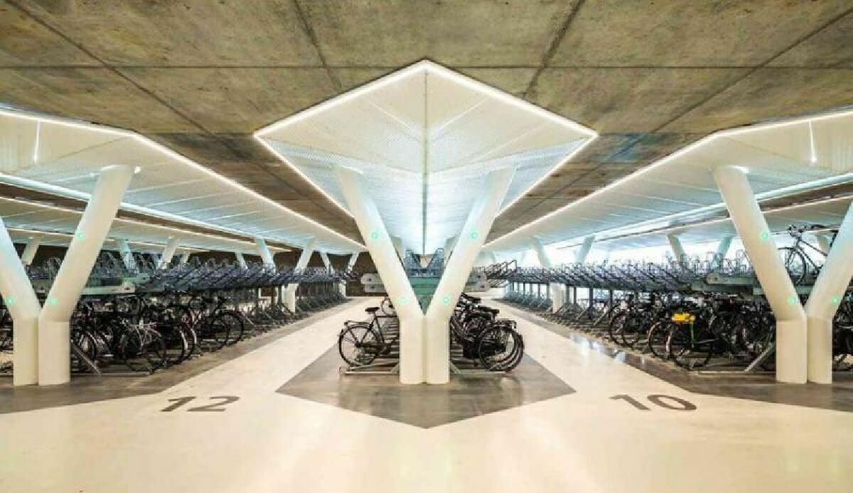 موقف دراجات حديث في أمستردام لاستيعاب عدد الدراجات الكبير في البلد