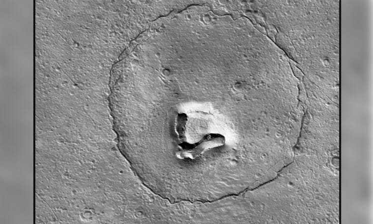 ناسا تنشر صورة غريبة لـ''وجه دب" على سطح المريخ watanserb.com