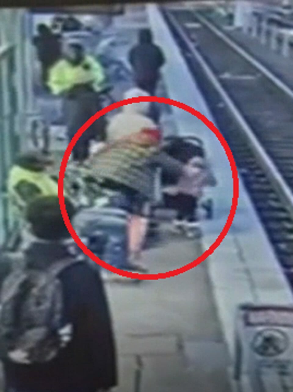 هجوم مرعب.. سيدة تدفع طفلة بعمر 3 سنوات تحت عجلات القطار (شاهد) watanserb.com