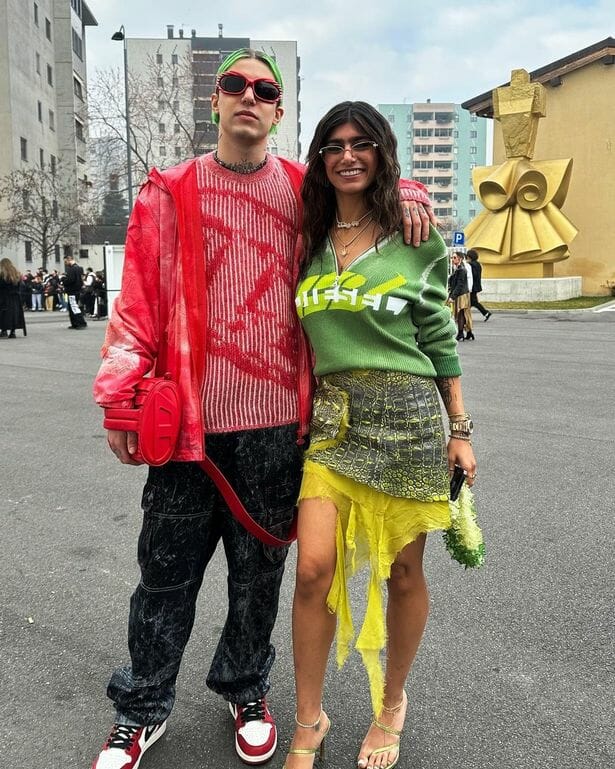 صورة ميا خليفة مع زابسون خارج العرض