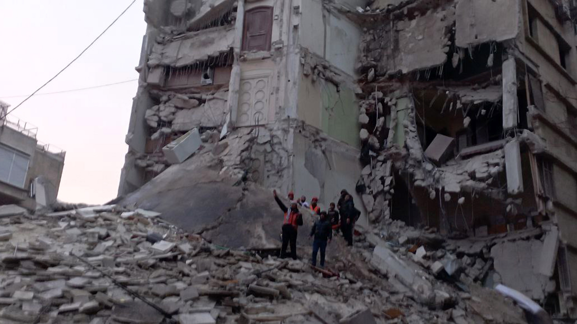 انهيار منزل نجمة سورية جراء الزلزال في حلب! (شاهد) watanserb.com