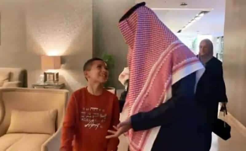 تركي آل الشيخ يفي بوعده لطفل سوري