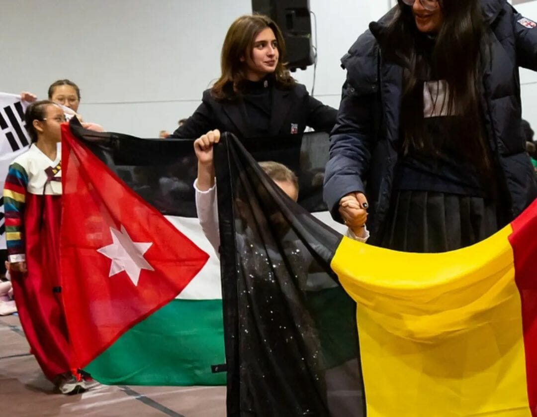 الأميرة هيا بنت حمزة تحمل العلم الأردني