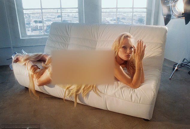 كشفت باميلا أندرسون كل شيء في جلسة تصوير جديدة ، متظاهرة عارية على أريكة بيضاء مع أقفال ذهبية ملفوفة على جسدها