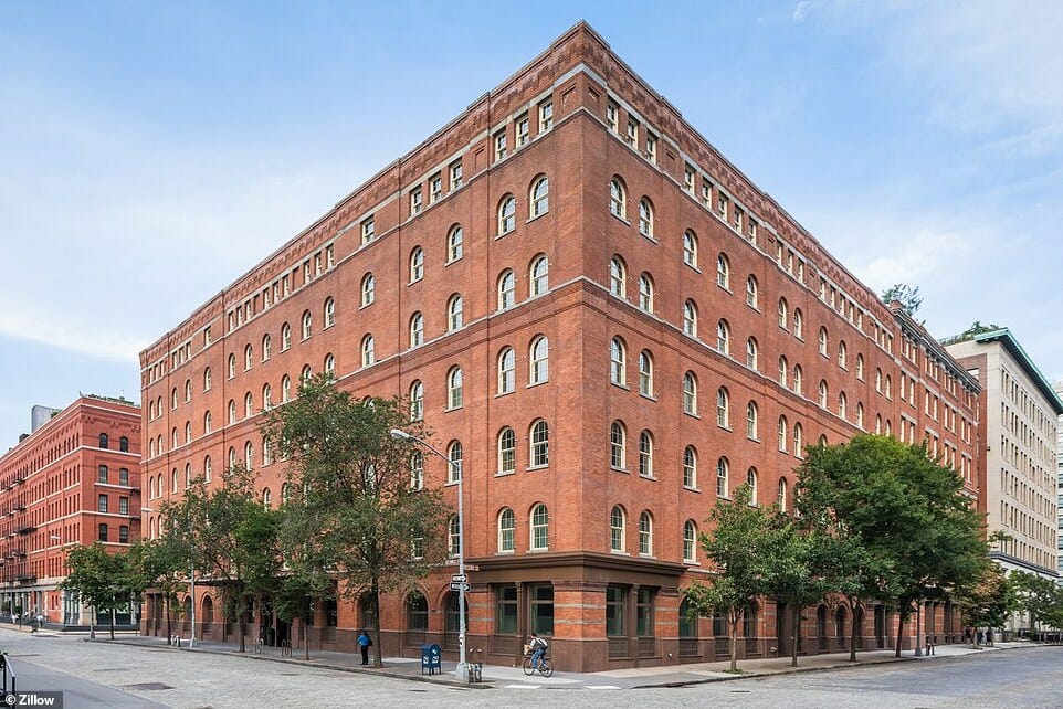 كانت الشقة مملوكة سابقًا من قبل لويس هاميلتون وهي الأكبر في مبنى سكني فاخر في 443 شارع غرينتش