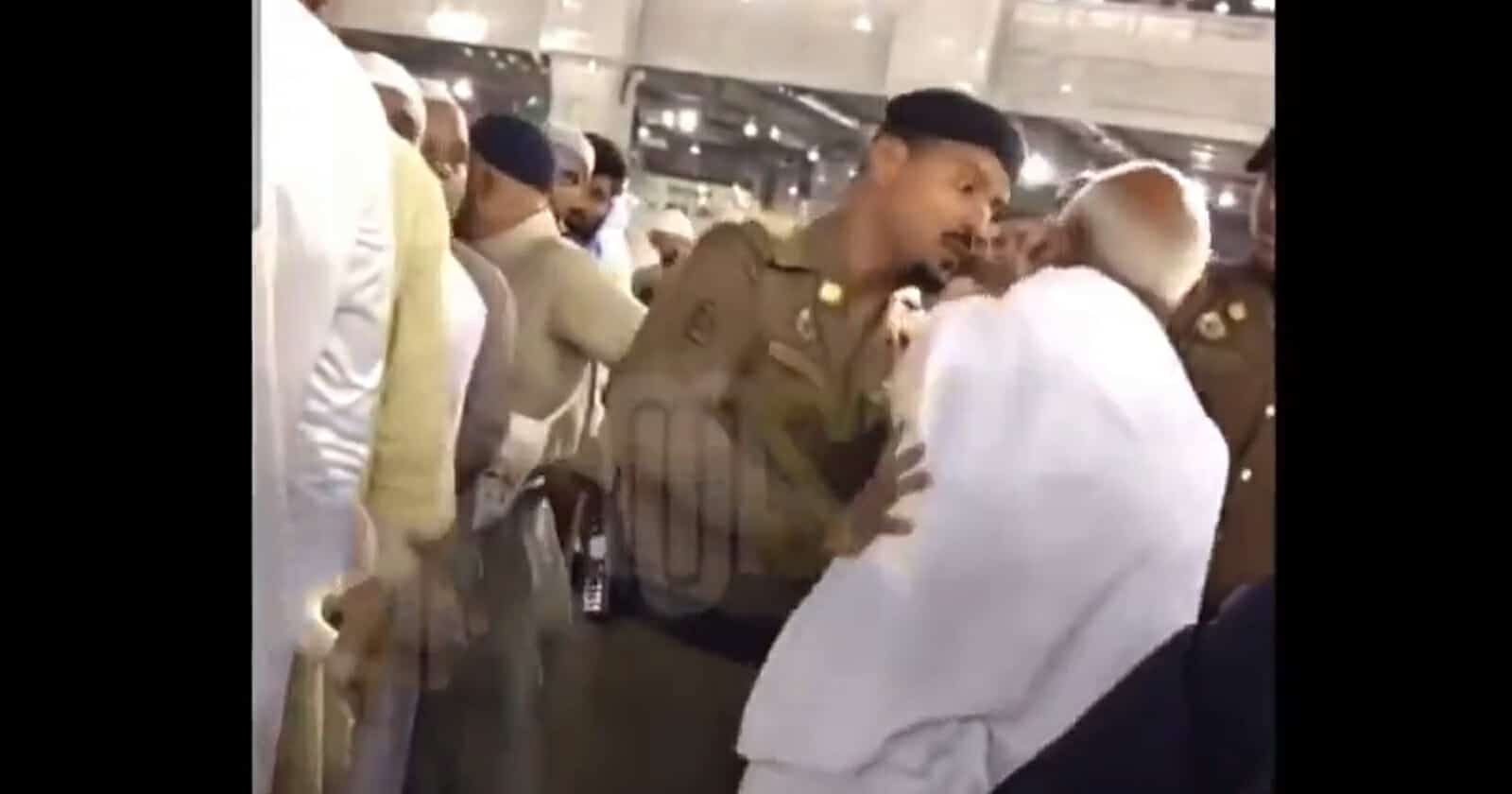 شرطي سعودي يعتدي على معتمر هندي