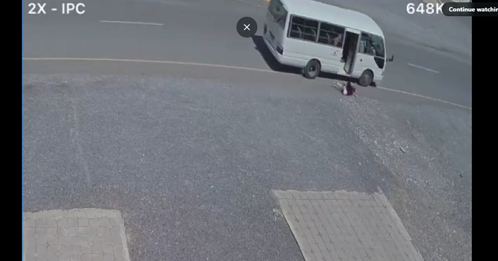 سقوط مروع لطفلة عمانية من الباص