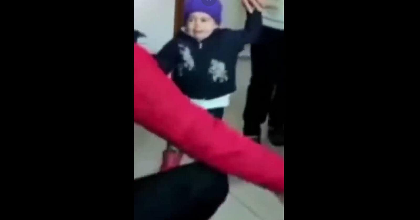 أب سوري يلتقي طفلته بعد الزلزال بأيام