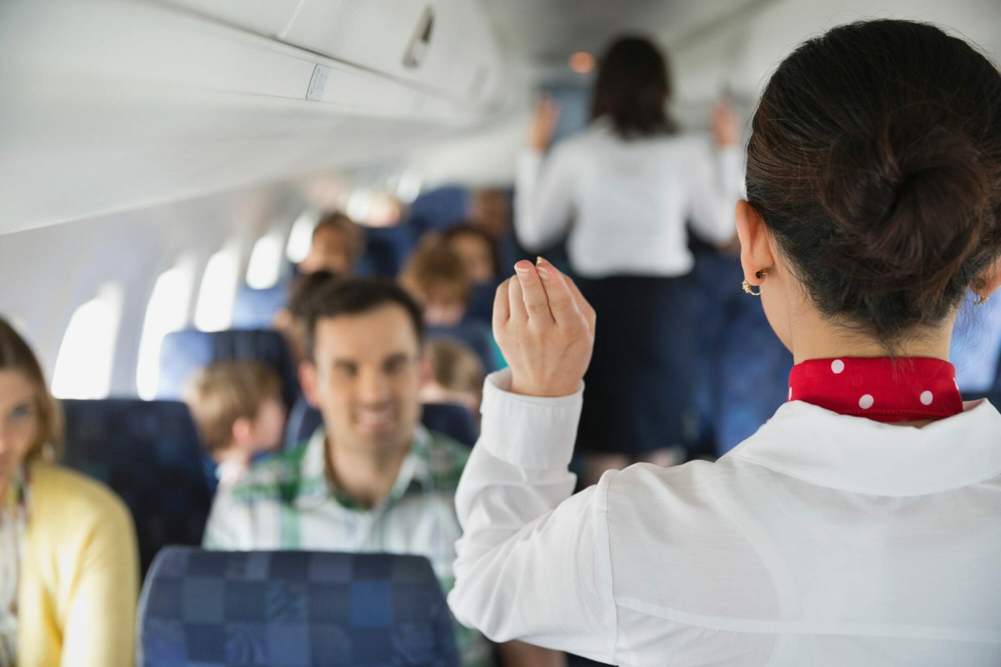 ينظر مضيفو الطيران الى المسافرين خلال صعودهم الطائرة لمعرفة الأشخاص الأصحاء