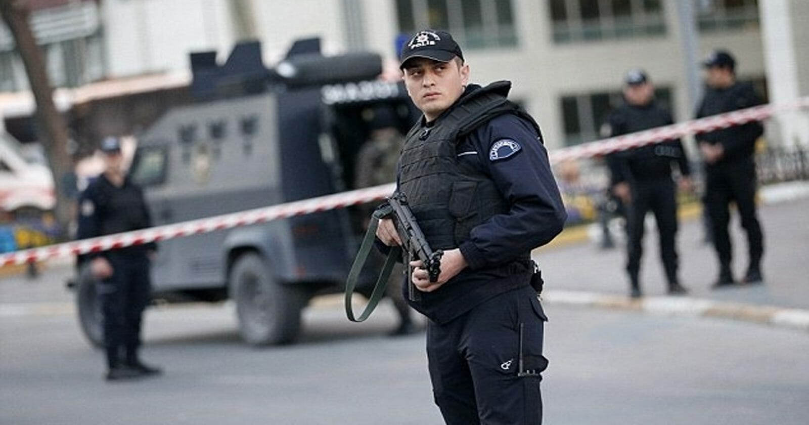 ضابط شرطة تركي يجلد 3 رجال عراة مشتبه بهم بسرقة البيوت المدمرة بفعل الزلزال watanserb.com