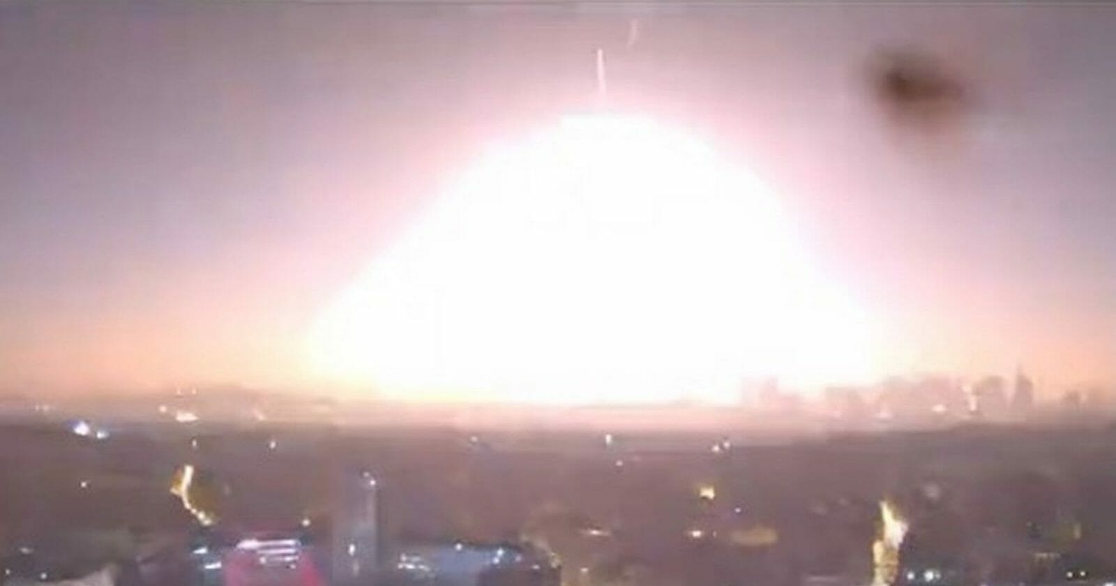 لحظة انفجار كويكب فوق القنال الإنجليزي قبل ارتطامه بالأرض watanserb.com