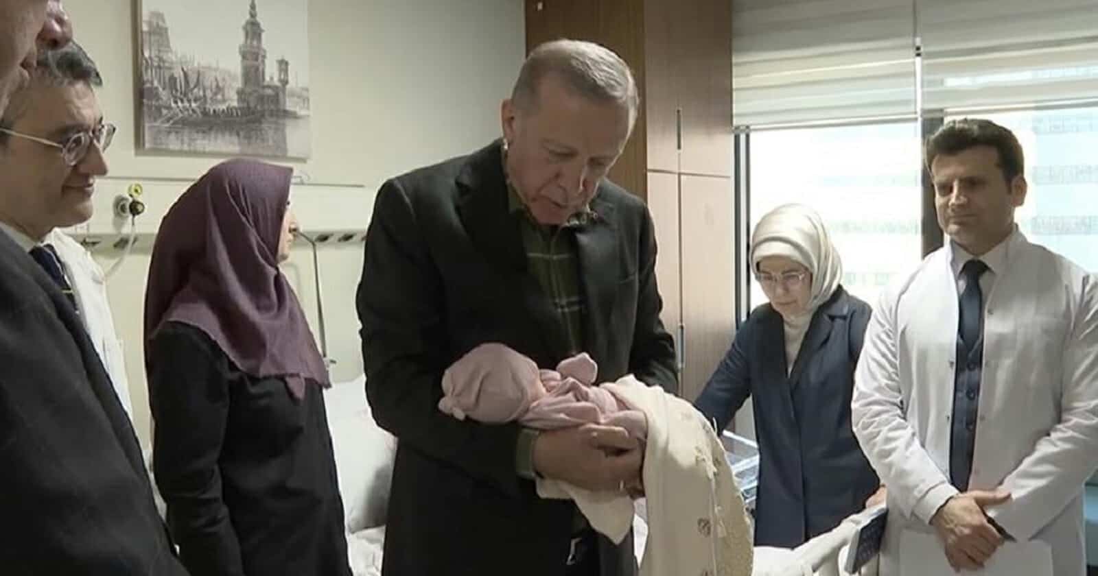 أردوغان يؤذن في أذن مولودة ناجية